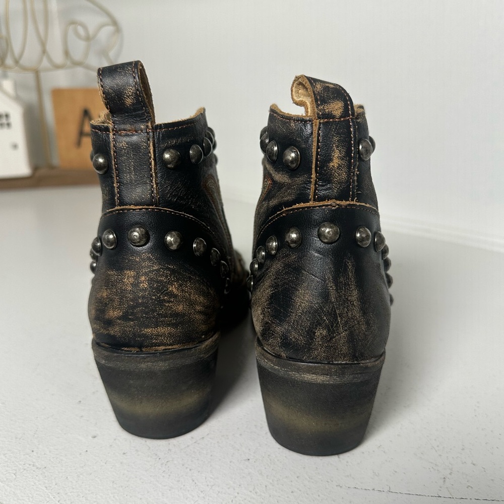 **SOLD**Circle G Women’s 8B Studded Western Ankle Boots Distressed Leather - Picture 5 of 7
